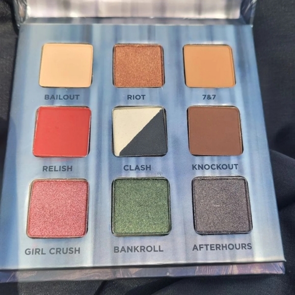 Urban Decay Troublemaker Eyeshadow Palette - Picture 3 of 6